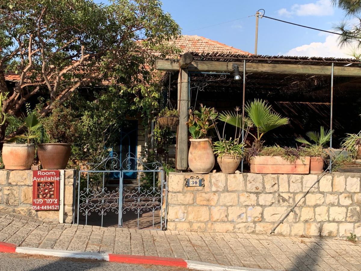 בית האבן העתיק מ-1885 עם מגונית פרטית בחצר Rosh Pinna Buitenkant foto