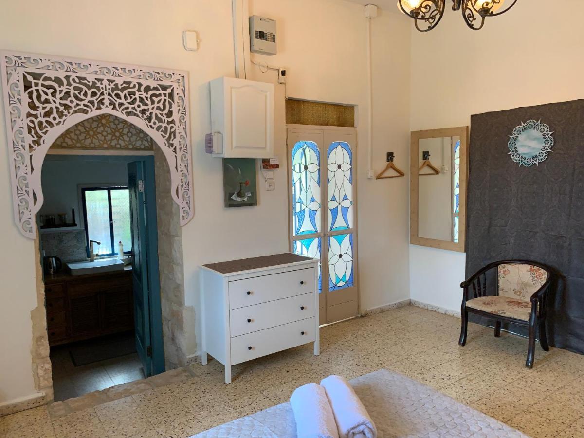 בית האבן העתיק מ-1885 עם מגונית פרטית בחצר Rosh Pinna Buitenkant foto