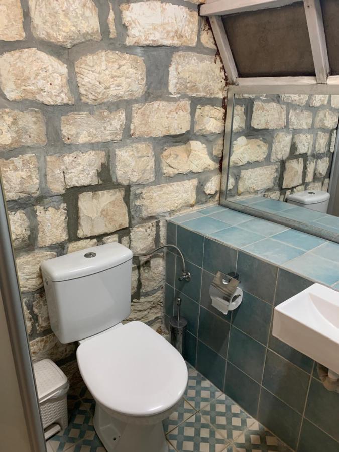 בית האבן העתיק מ-1885 עם מגונית פרטית בחצר Rosh Pinna Buitenkant foto