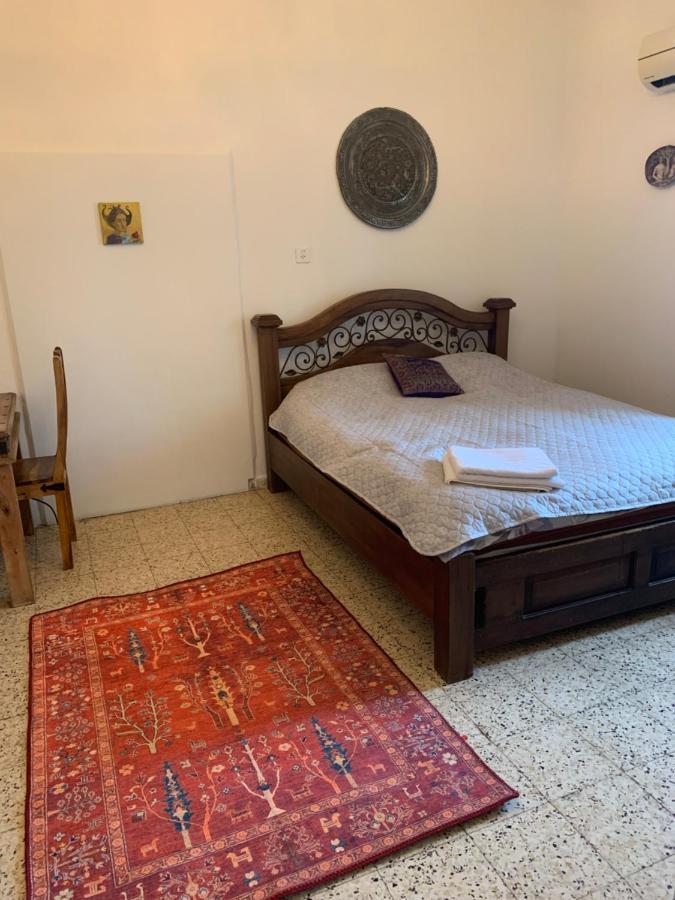 בית האבן העתיק מ-1885 עם מגונית פרטית בחצר Rosh Pinna Buitenkant foto