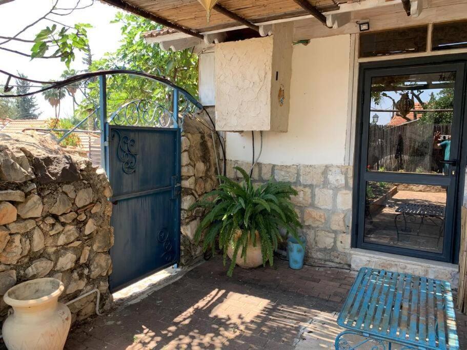 בית האבן העתיק מ-1885 עם מגונית פרטית בחצר Rosh Pinna Buitenkant foto