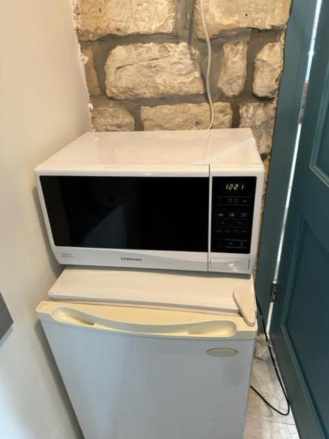 בית האבן העתיק מ-1885 עם מגונית פרטית בחצר Rosh Pinna Buitenkant foto