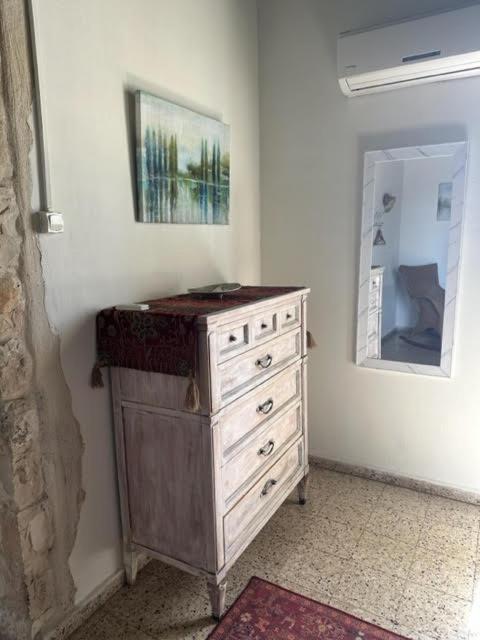 בית האבן העתיק מ-1885 עם מגונית פרטית בחצר Rosh Pinna Buitenkant foto